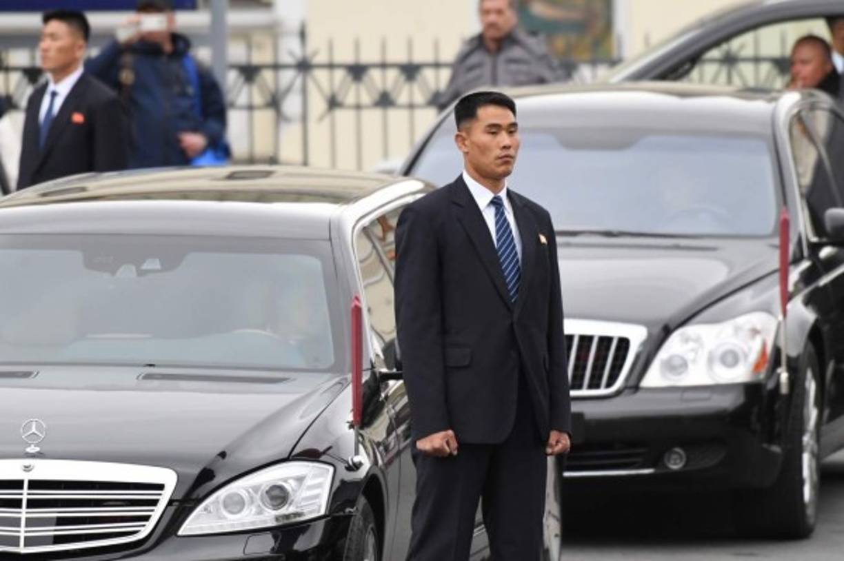 Vestidos con elegantes trajes y con corbatas azules todas iguales, los agentes forman parte de una unidad de élite considerada como uno de los escudos más protectores de todo el mundo, a través del cual no puede pasar ni una hormiga.