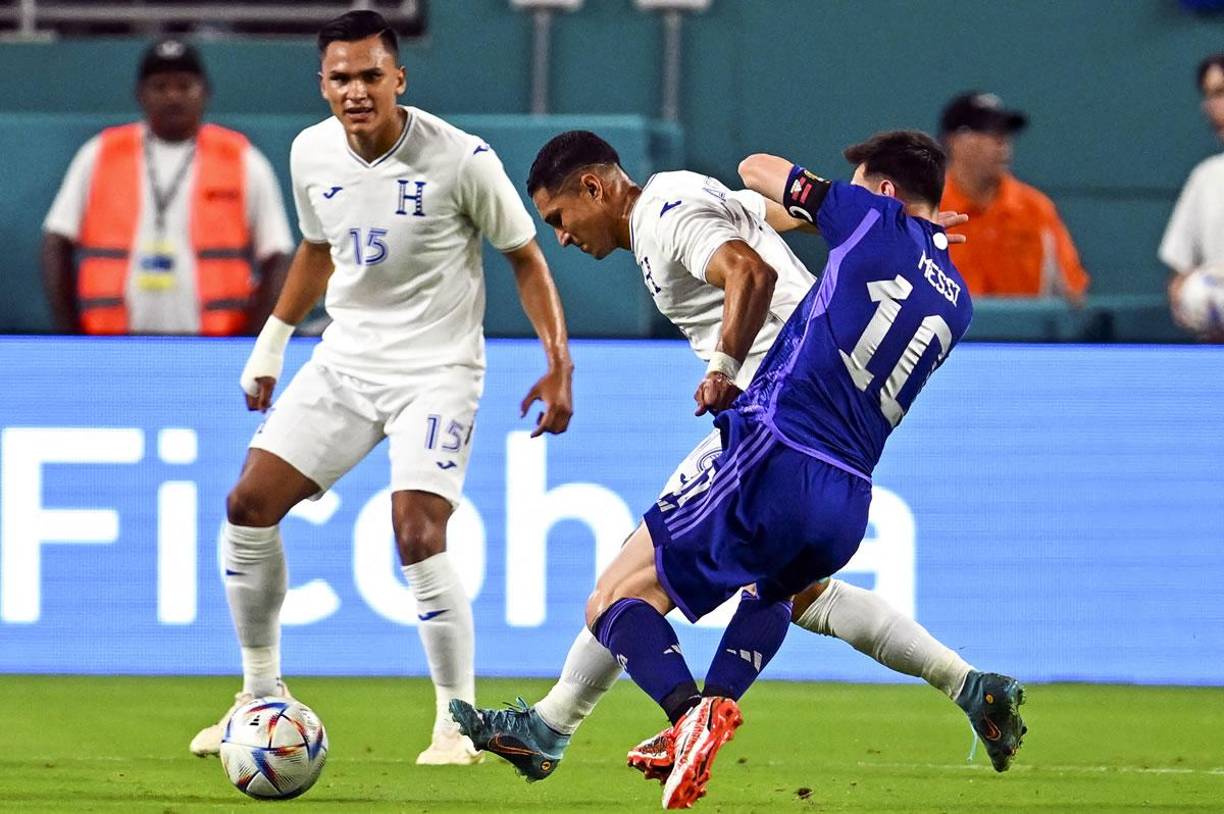 El diario Olé de Argentina define como una rareza el hecho de que Messi haya sido perseguido con marca personal durante todo el partido, algo que no le ocurría a Leo desde el Mundial de Sudáfrica 2010.