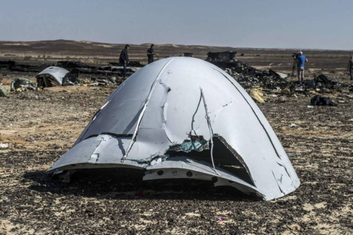 Un día después de la caída del Airbus A321 de la compañía rusa Metrojet, que dejó 224 muertos, la hipótesis más fuerte es que el avión se desmontara o explotara en pleno vuelo.