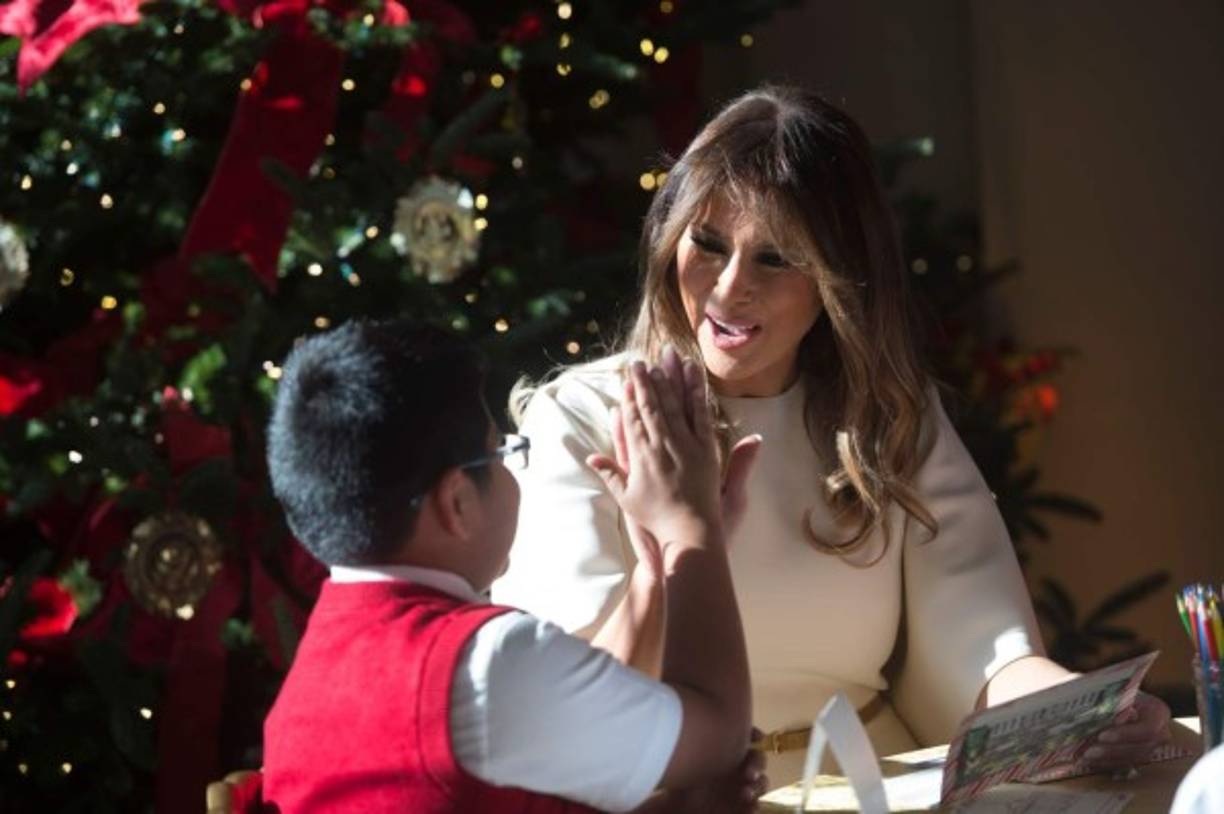 Melania entregó postales navideñas a los niños que asistieron a la inauguración de la Navidad en la residencia presidencial.