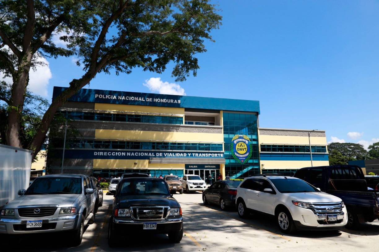 En caso de que se le apliquen una esquela por una falta, la persona deberá presentarse a las oficinas de la Direccción Nacional de Vialidad y Transporte con el comprobante de pago de la multa y el pago de la renovación.