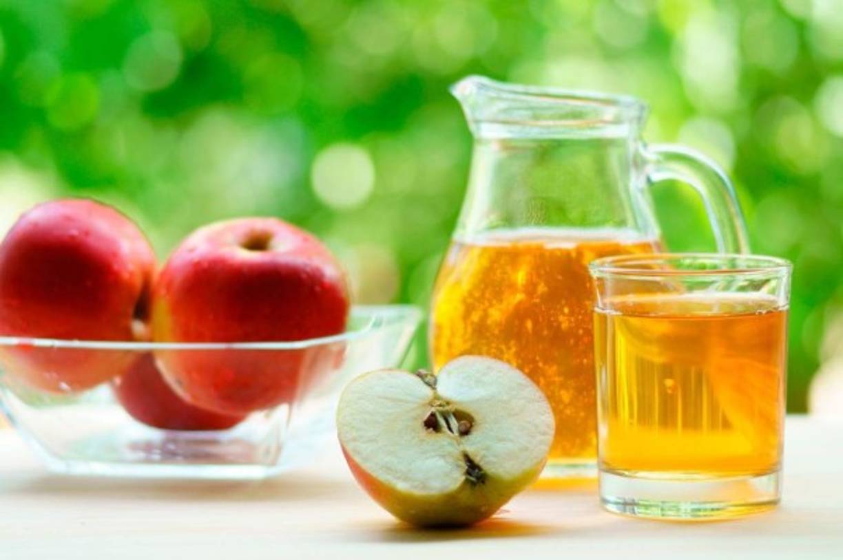 Jugo de manzana<br/>La acidez del vinagre de sidra de manzana detiene la producción de colesterol, que es el causante de la mayoría de piedras en la vesícula. También disuelve los cálculos biliares y alivia el dolor.<br/> El razonamiento detrás de esta dieta es que la pectina en las manzanas suaviza los cálculos biliares y los prepara para ser expulsados de tu vesícula biliar.<br/>