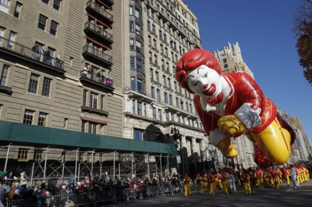 El payaso de Ronald McDonald es otro de los atractivos del desfile.