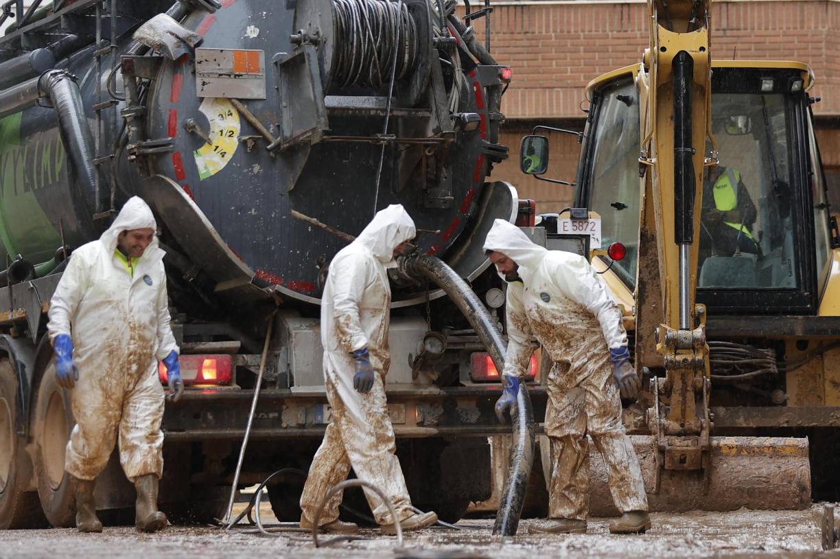 Fuentes municipales han informado a EFE de que se han anegado numerosas calles y hay grandes balsas de agua en las inmediaciones de un gran establecimiento comercial en el centro de la ciudad, zona en la que se ejecutan actualmente las obras del Metro hacia el Hospital Civil, y donde se desplazaban flotando los contenedores de basuras y las barreras de plástico que señalizan los desvíos del tráfico. 