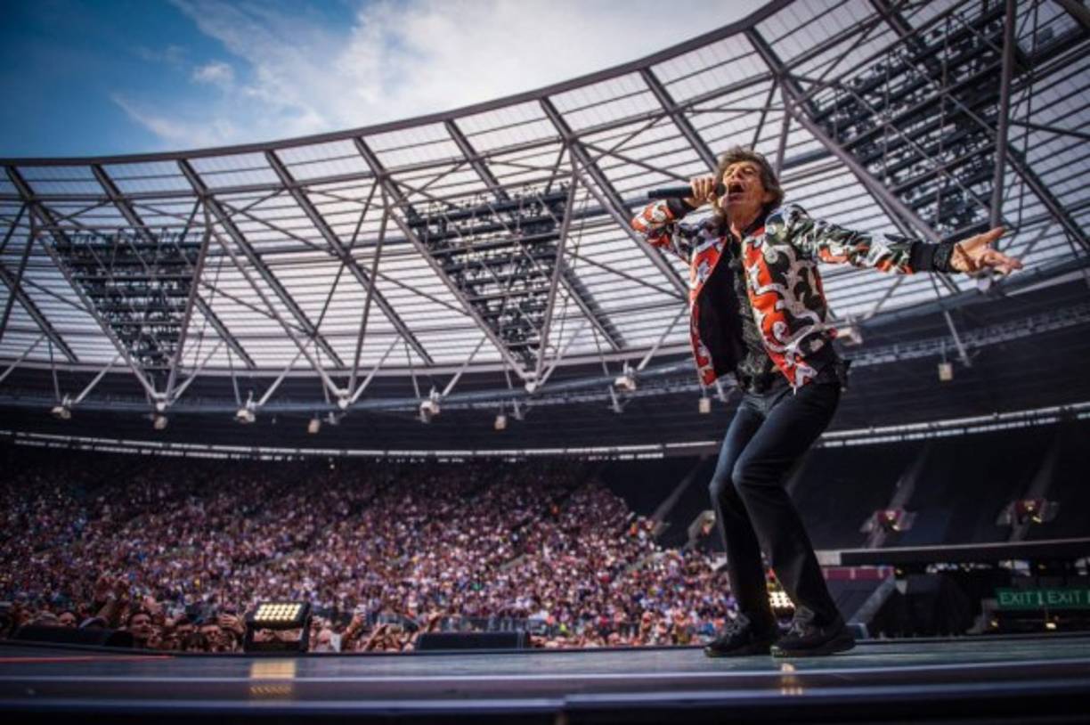 A sus 75 años, Mick Jagger sigue manteniéndose en forma. El deporte y una dieta disciplinada junto con sus genes familiares le ayudan a mantener la misma delgadez del adolescente que actuaba gratis a principios de los 60.