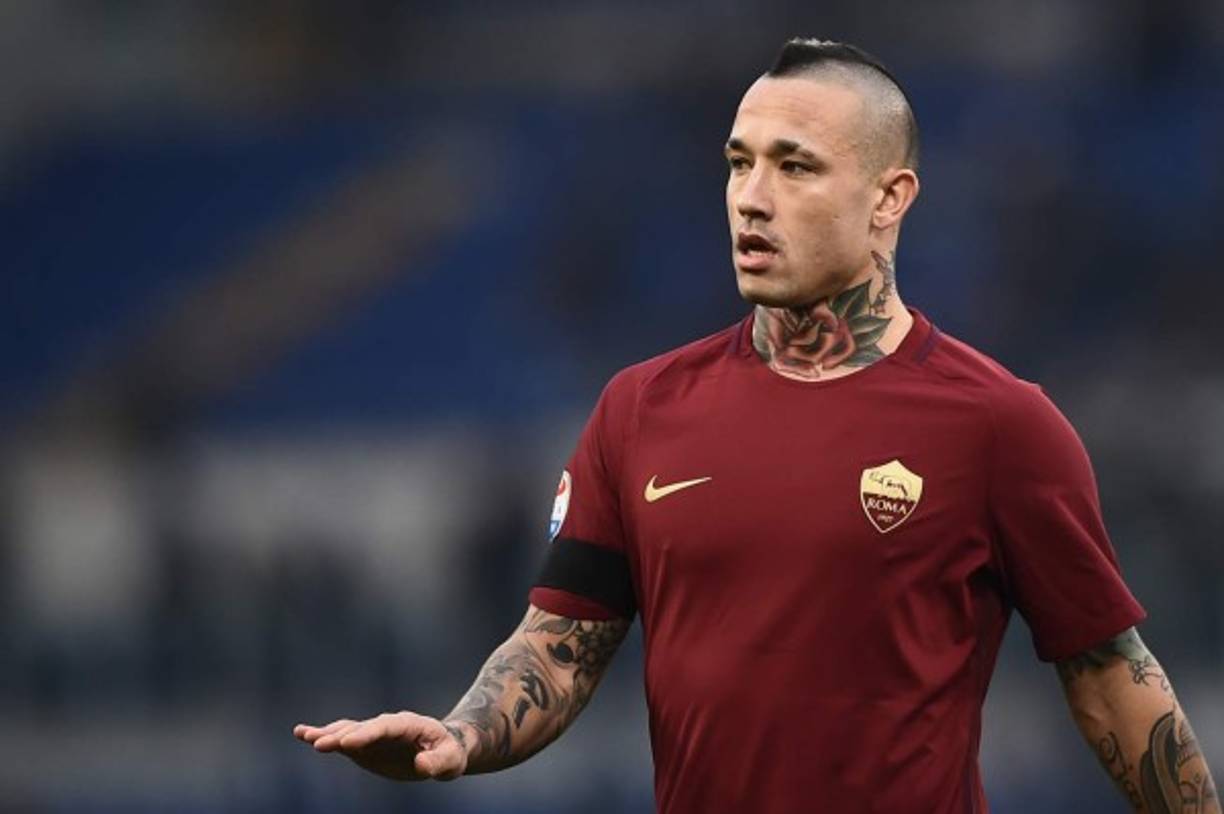 Tras cuatro temporadas defendiendo la camiseta de la Roma, el belga Radja Nainggolan podría hacer las maletas hacia otro 'grande' el fútbol italiano. Según informa 'Premium Sport', el Inter estaría muy interesado en hacerse con los servicios del centrocampista del club romano.