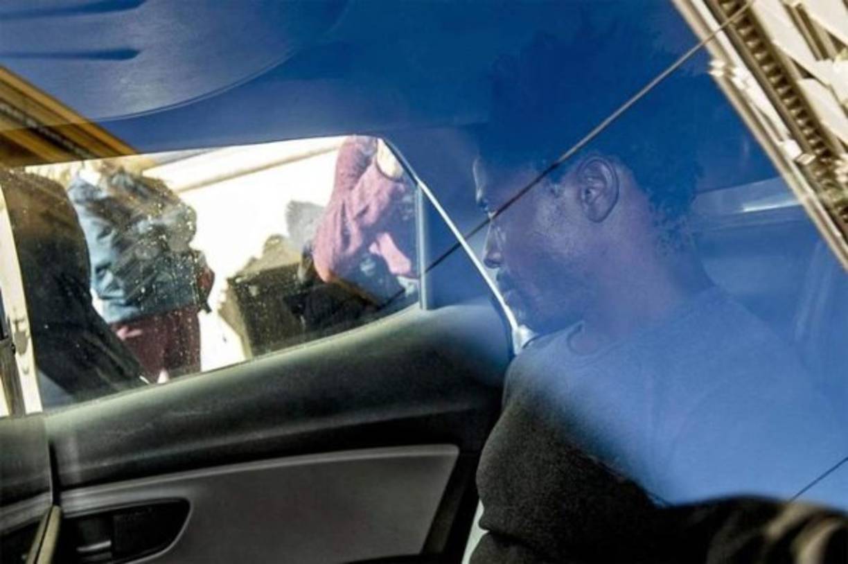 La policía detuvo a dos senegaleses de 26 y 43 años sin documentos legales para residir en Italia y después a un tercer sospechoso, un nigeriano de 46 con permiso de residencia en la capital italiana por motivos humanitarios, informaron fuentes del Ministerio de Interior.