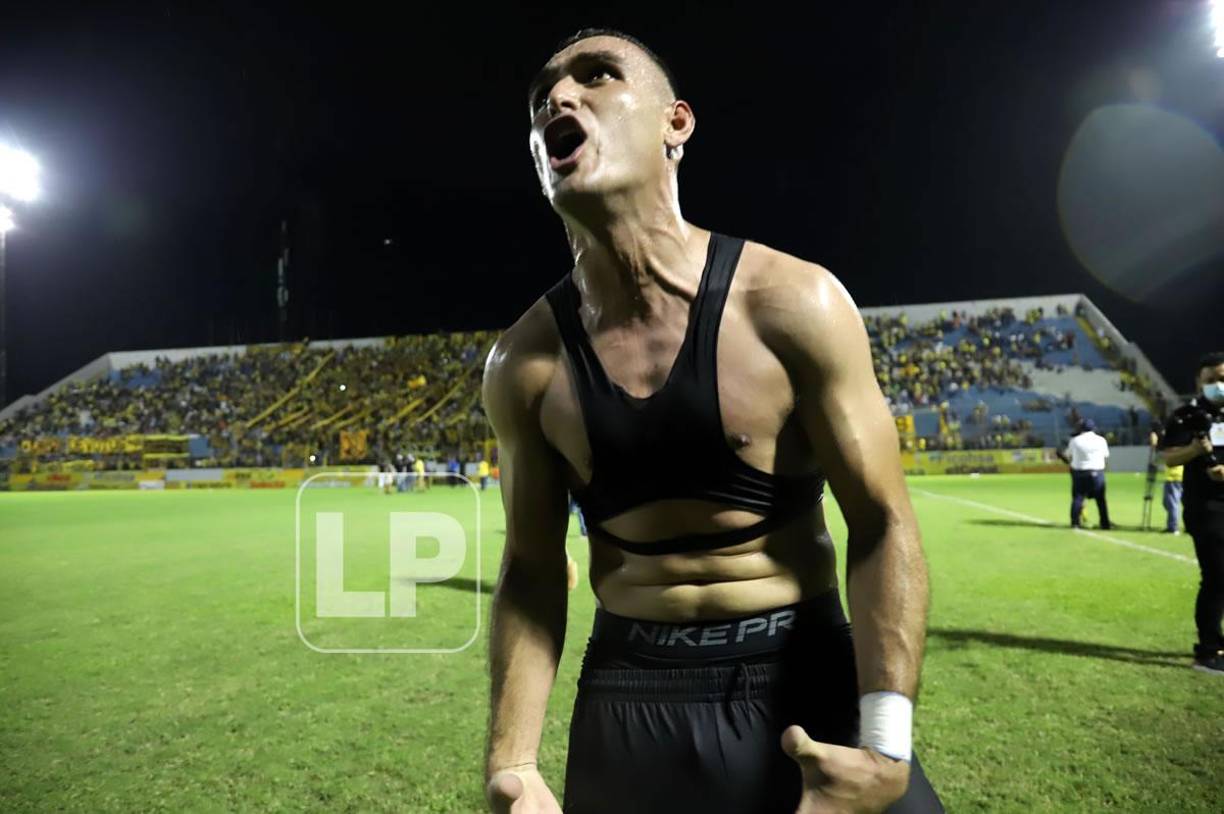 Un eufórico Omar Rosas celebrando la clasificación a la final.