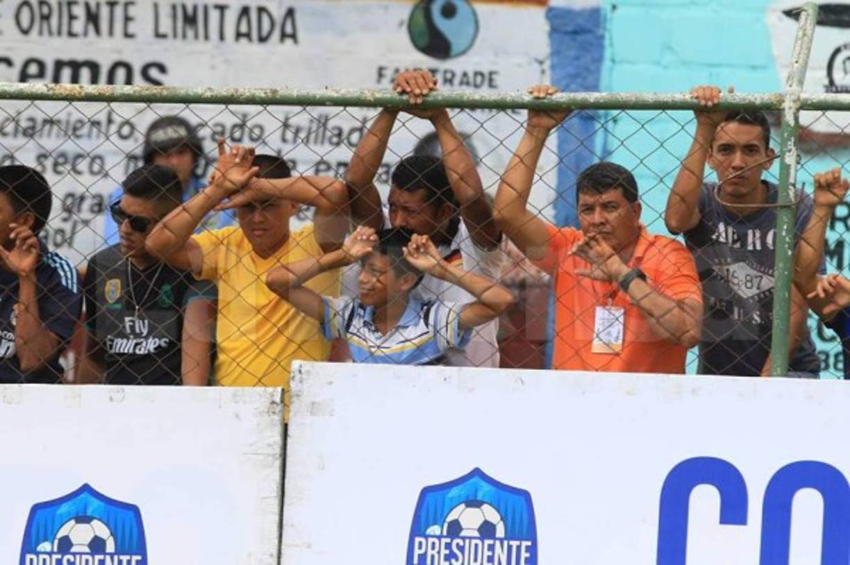 Personas de todas las edades llegaron al estadio para ver al Olimpia, quien venció 2-0 al Altamira y avanzó a octavos de final de la Copa Presidente.