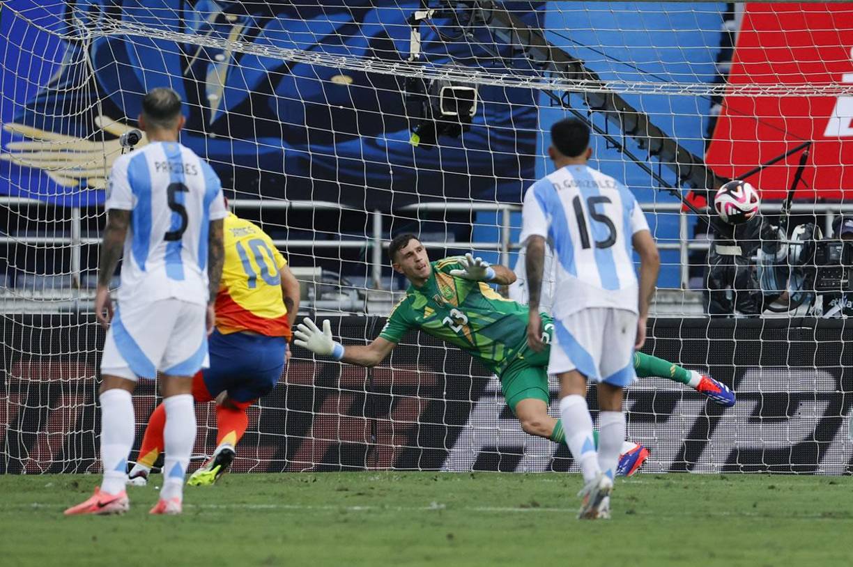 James Rodríguez anota el penal ante ‘Dibu’ Martínez para darle la victoria 2-1 a Colombia contra Argentina.