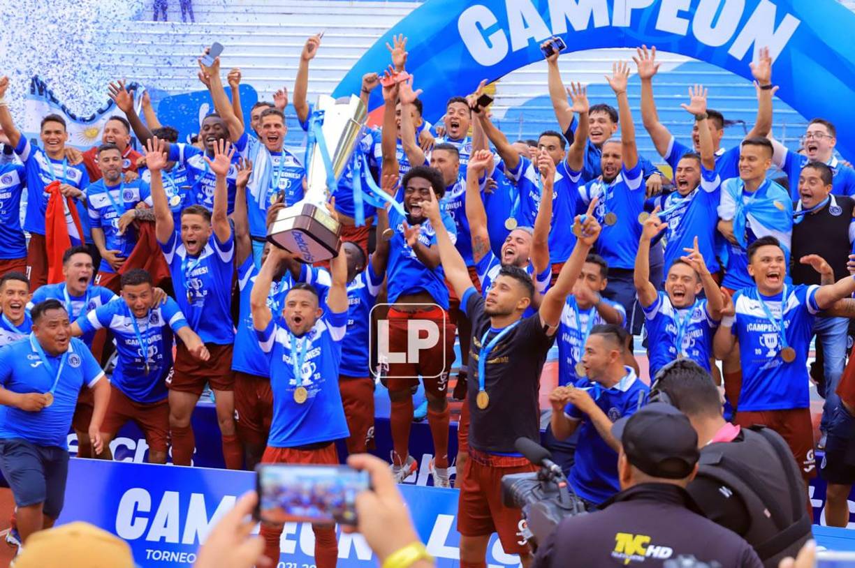 Así levantó Omar Elvir la Copa 18 del Motagua.