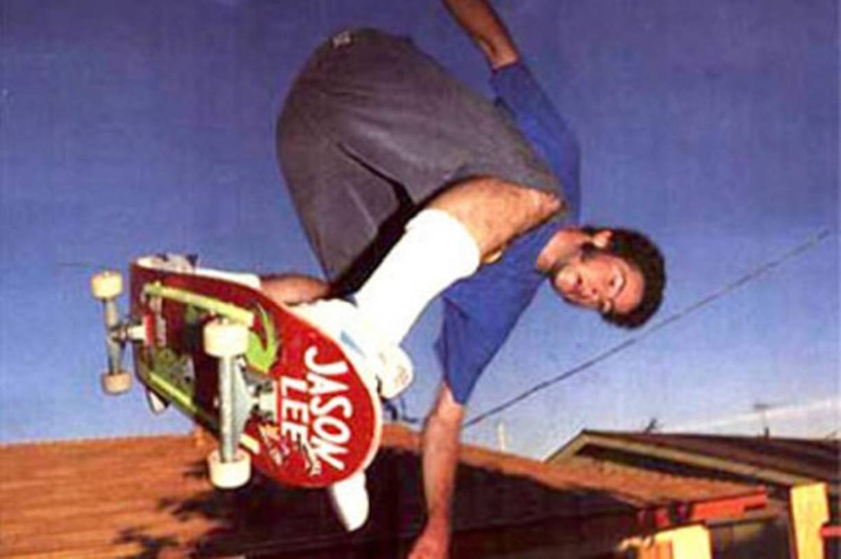 Cosa que no ocurría años anteriores en la disciplina de skater profesional. Jason Lee fue una de las figuras más destacadas en el circuito de ese deporte extremo de finales de los 80. Stereo Skateboards es la compañía que fundó en 1992.