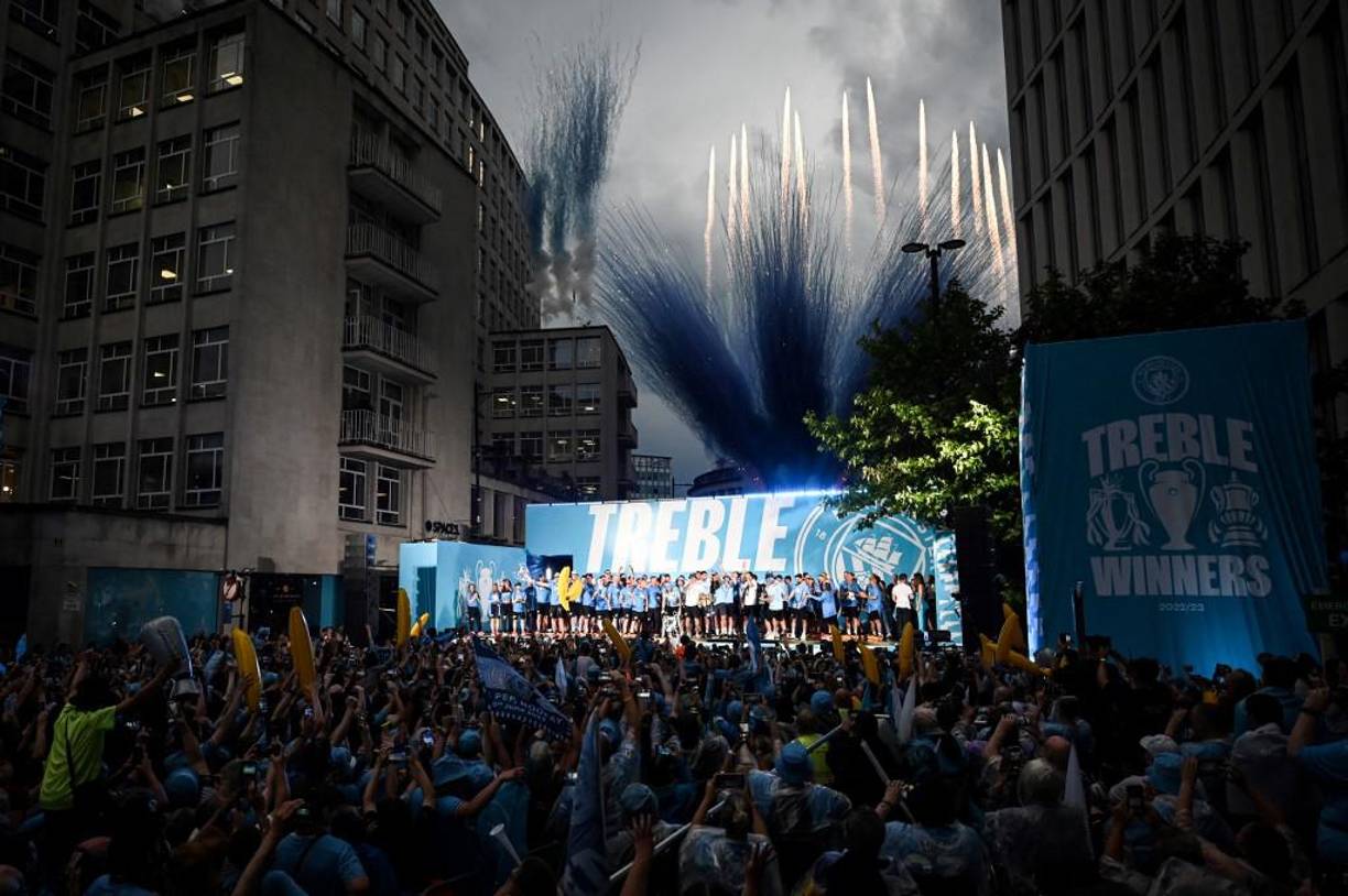 Miles de personas desafiaron este lunes la intensa lluvia que caía sobre Manchester para asistir al desfile de la plantilla del City por las calles del centro de la ciudad inglesa y celebrar la conquista de la primera Liga de Campeones en la historia del club.