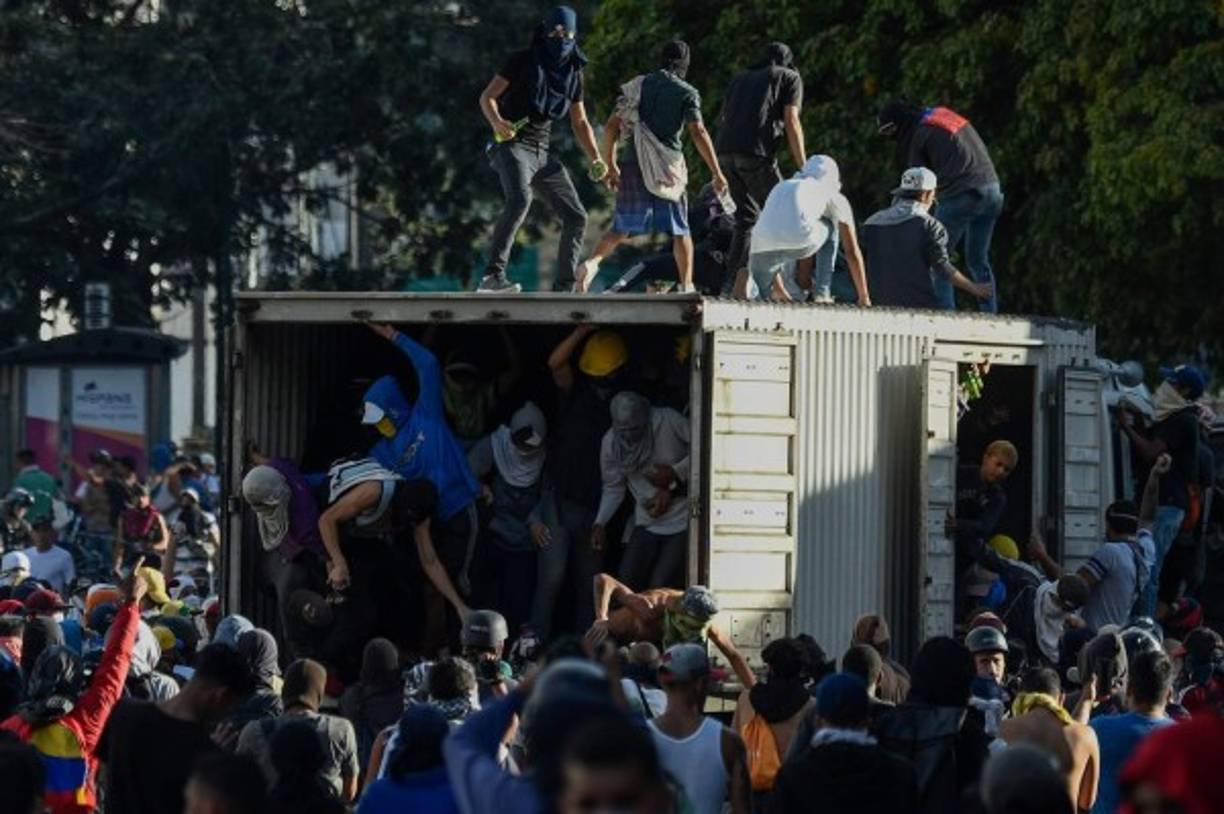 Los opositores también bloquearon varias calles con vehículos.