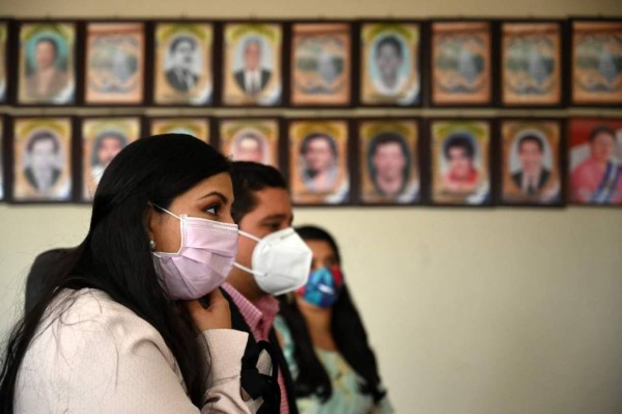 'Anduvimos en varias alcaldías pero no había cupos o no habían reabierto', añadió la mujer, vestida impecablemente de blanco y con accesorios azules.