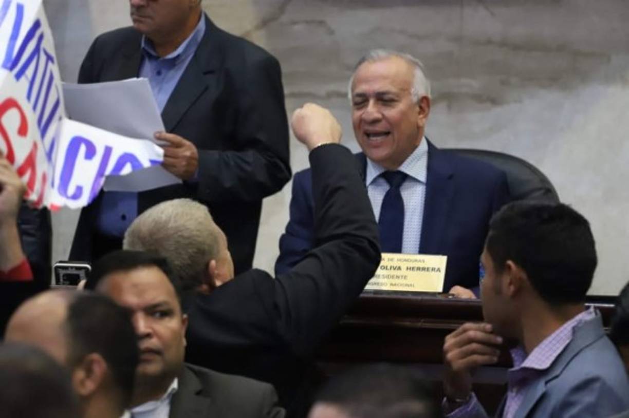 El presidente del Congreso, Mauricio Oliva, discutía con el diputado de Libre, Edgardo Castro.