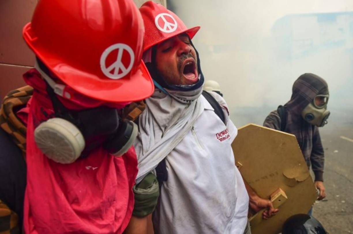 A punta de bombas lacrimógenas, las fuerzas de seguridad hicieron retroceder la marcha opositora. 'Malditos', 'Asesinos', les gritaron manifestantes bajo la nube de gases. Fuertes choques se mantenían esta tarde en Altamira, este de la capital.