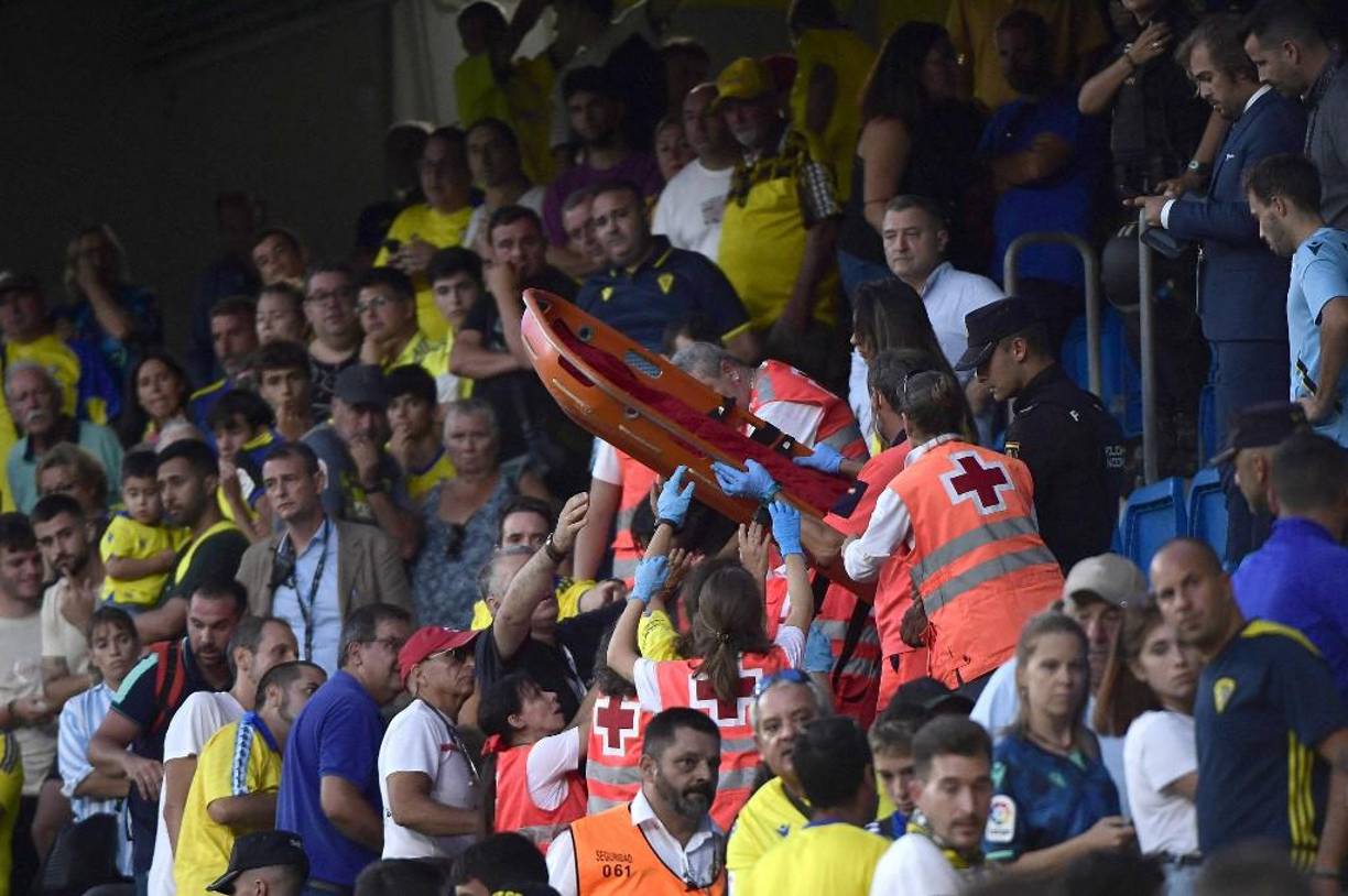 Momentos de mucho miedo se vivieron en el estadio ya que el aficionado luchaba por su vida en las graderías.