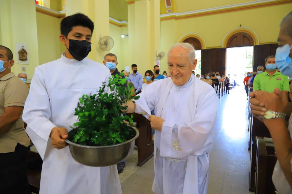 Misa de Domingo de Resurrección en San Pedro Sula. Fotografía: La Prensa / Melvin Cubas. 