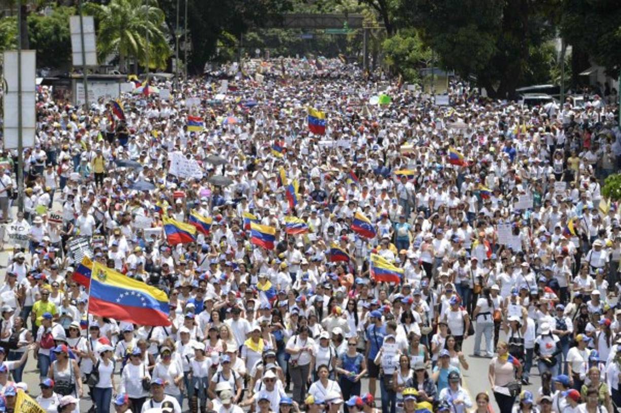 Manifestaciones similares fueron convocadas en otras ciudades, como San Cristóbal (oeste) y Aragua (norte), donde la policía dispersó la marcha con gases lacrimóneos. <br/>The death toll since April, when the protests intensified after Maduro's administration and the courts stepped up efforts to undermine the opposition, is at least 36 according to prosecutors.<br/> / AFP PHOTO / FEDERICO PARRA
