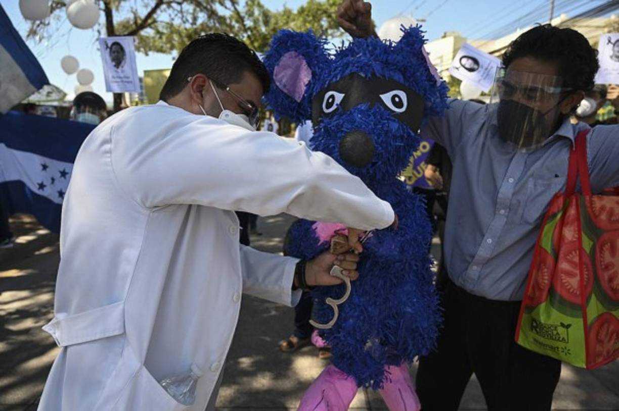 Los médicos hicieron la protesta frente a uno de los siete hospitales móviles que fueron comprados sobrevalorados a una empresa de Turquía.