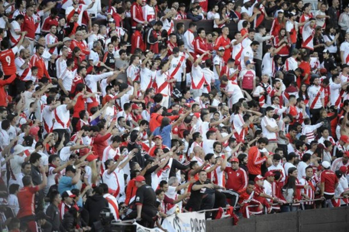 Supporters of River Plate wait at the Monumental stadium in Buenos Aires for the decision of authorities before it was decided that the all-Argentine Copa Libertadores second leg final match between River Plate and Boca Juniors was postponed until Sunday following an attack on the Boca team bus that left players affected by smoke inhalation and broken glass, on November 24, 2018. (Photo by JAVIER GONZALEZ TOLEDO / AFP)