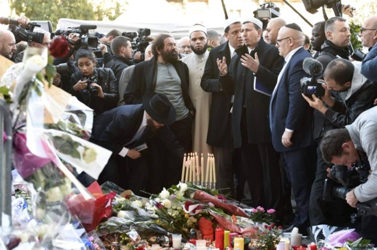 Los homenajes a las víctimas y los gestos de dolor se han sucedido a lo largo de todo el día en los distintos lugares donde ocurrieron los ataques.