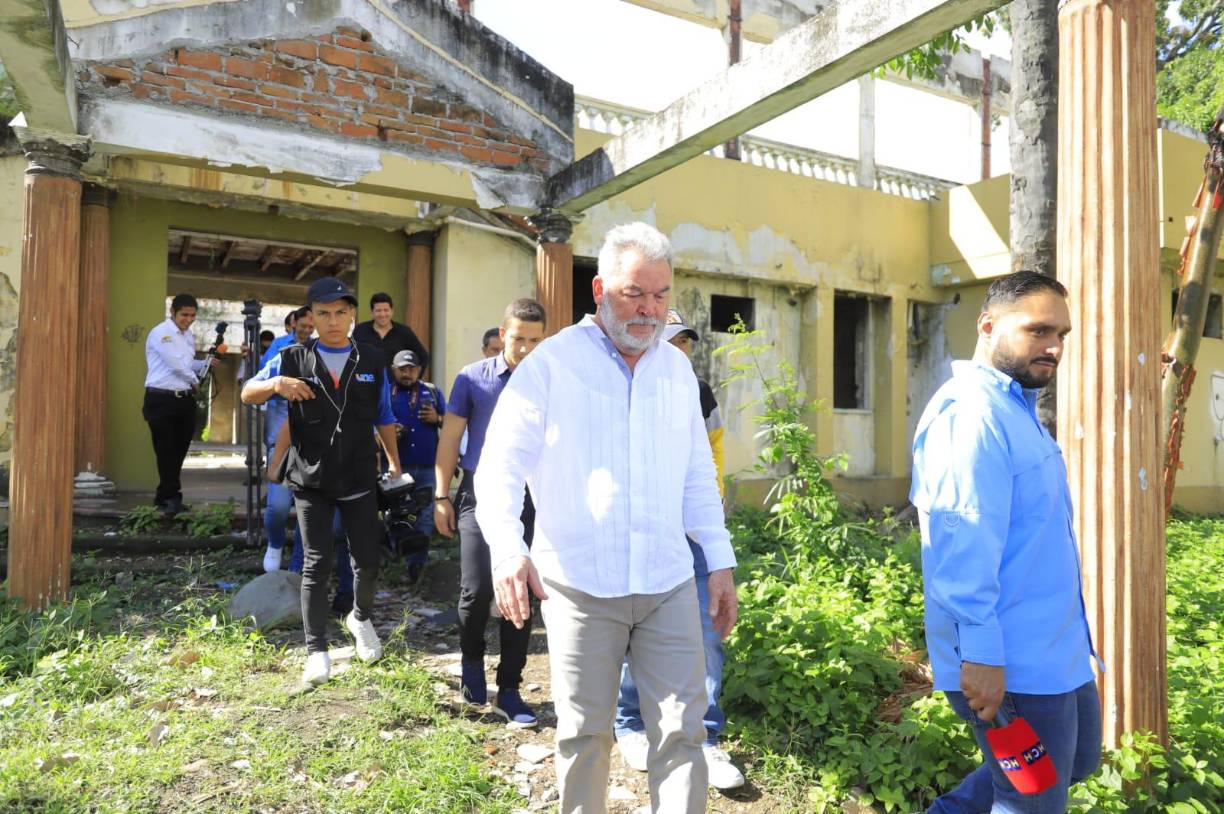 El alcalde Roberto Contreras dice que es un edificio abandonado hace 20 años y, pese al antecedente, el alcalde dice que hay desidia de 4 o 5 administraciones municipales, porque no le pusieron mano a este foco de contaminación.