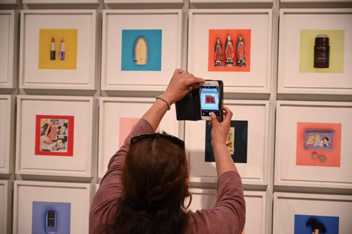 Cartas, ropa, juguetes, medicamentos, artículos de tocador: los oficiales confiscan y descartan todos los días objetos que puedan considerarse peligrosos o 'no esenciales', piezas que captaron la atención de Kiefer, que comenzó a trabajar en la estación de Ajo, Arizona, en 2003, poco después de arrancar con la fotografía.