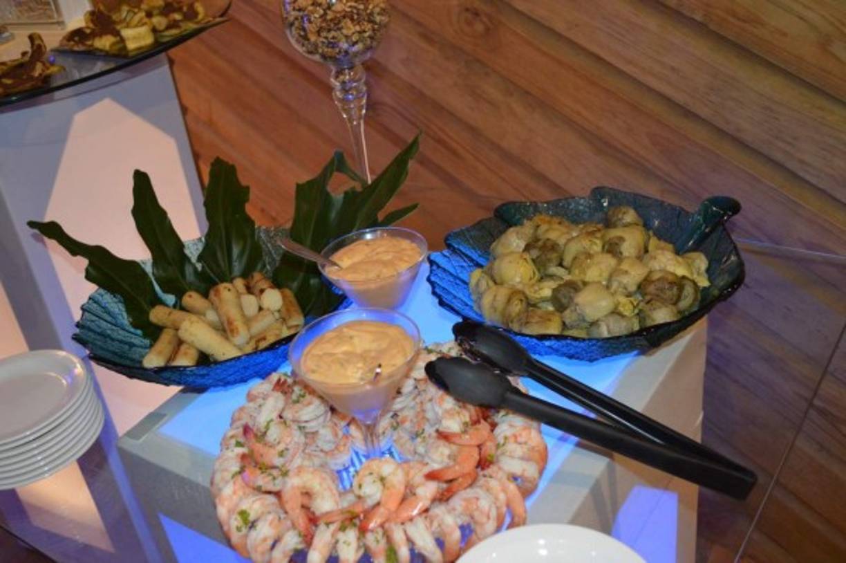 Irresistibles camarones con variados aderezos.