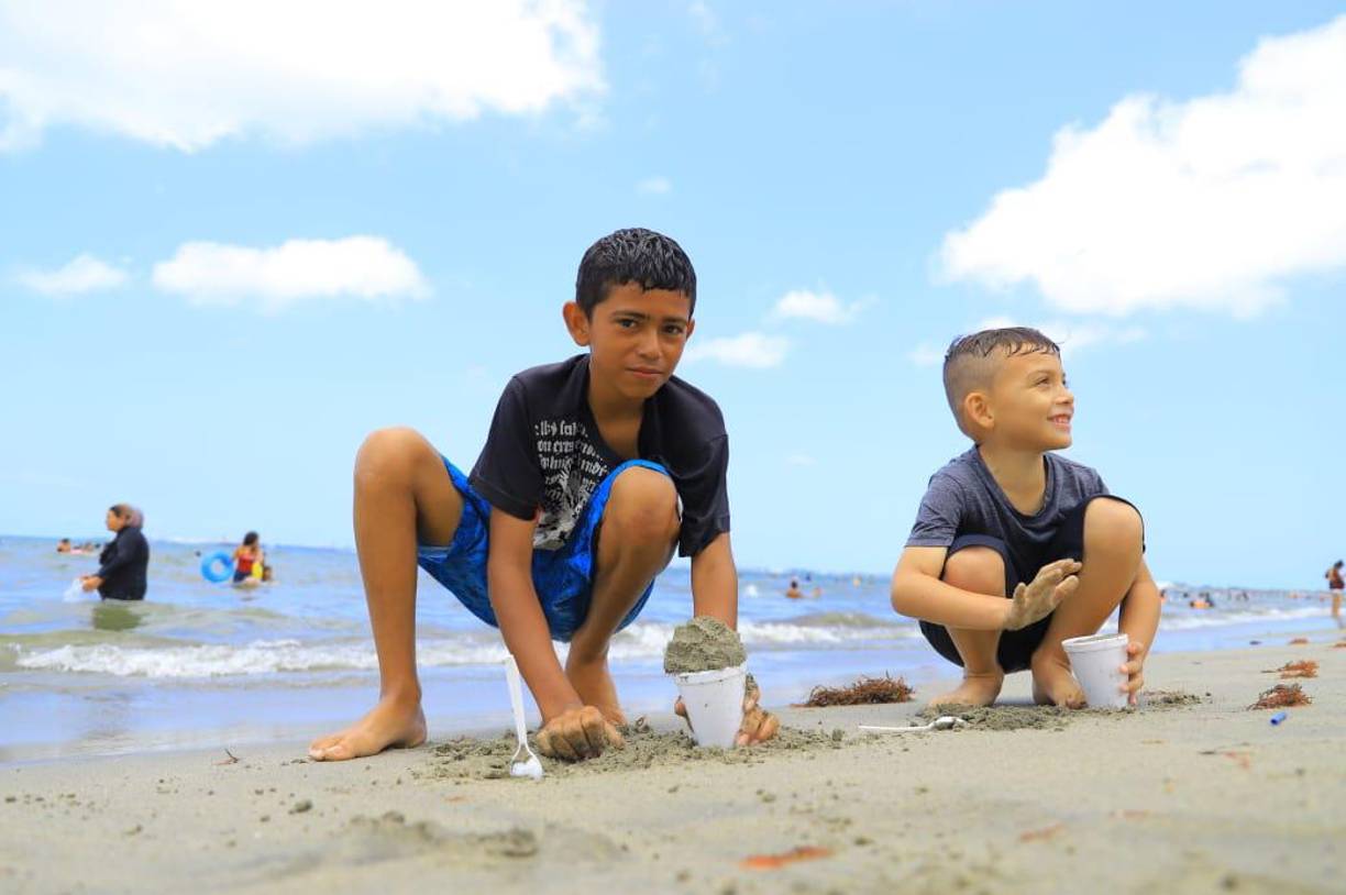 Los más pequeños se relajan jugando en la arena. 