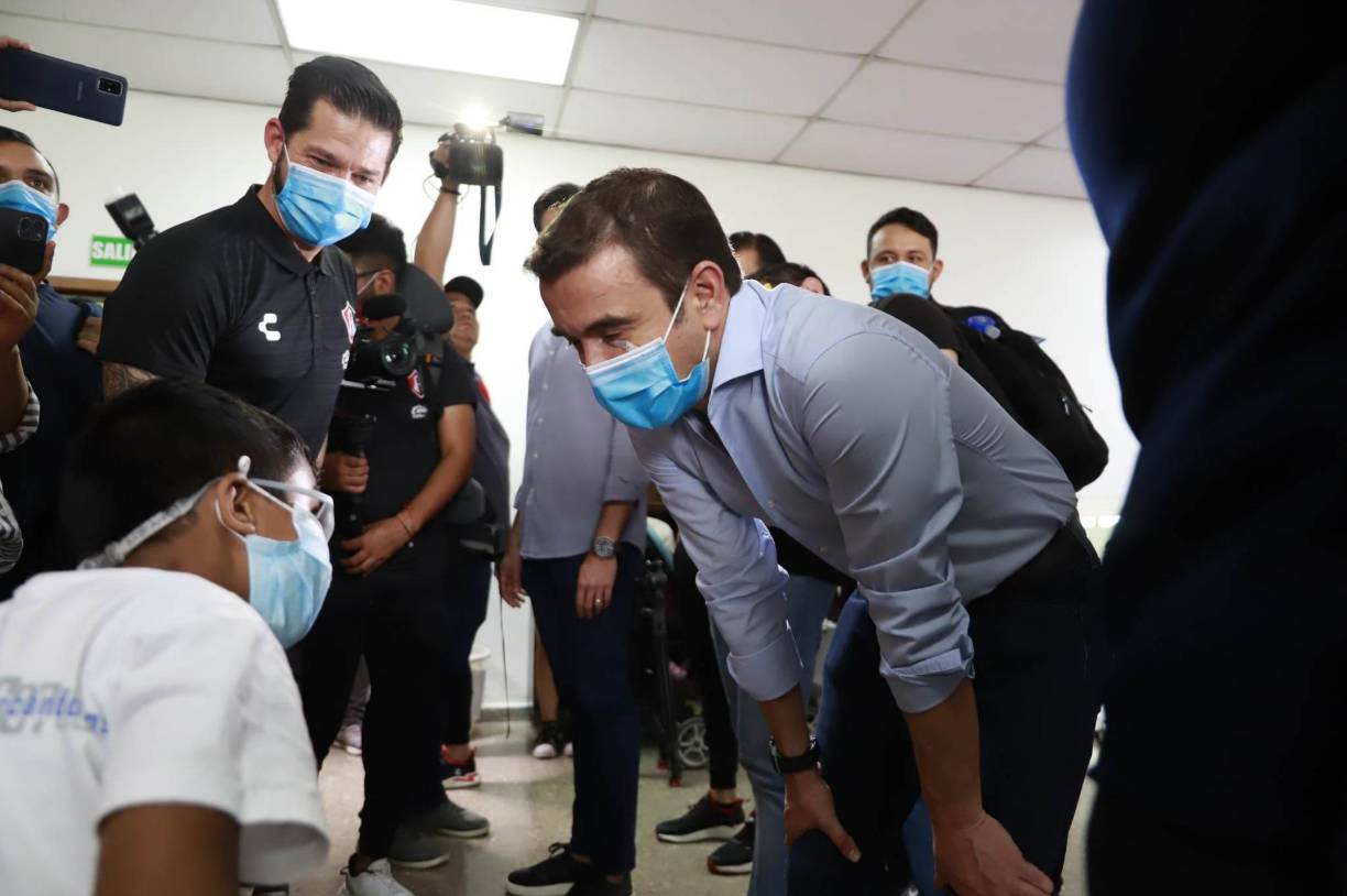 El pequeño hondureño Daniel Martínez fue uno de los que se robó la atención de la plantilla del cuadro azteca ya que les indicó que es aficionado del Olimpia y les advirtió que Jorge Benguché les iba a marcar.