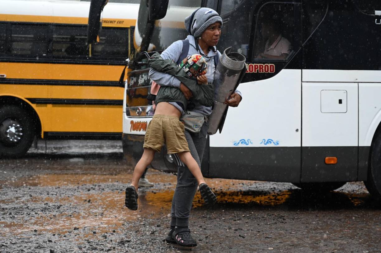 “¡Súbale, súbale! A 100 dolaritos el viaje a la capital, va directo, seguro y llega más rápido por una ruta exclusiva”. Así le llegó la propuesta a Maite (nombre ficticio), una venezolana que llegó hace tres semanas a Honduras, huyendo de una <b><a href="https://www.laprensa.hn/honduras/tres-millones-hondurenos-necesidades-humanitarias-pobreza-crisis-DB12206140">crisis humanitaria</a></b> que ha sido el factor fundamental para que muchos latinoamericanos decidan <b>migrar hacia Estados Unidos</b>.