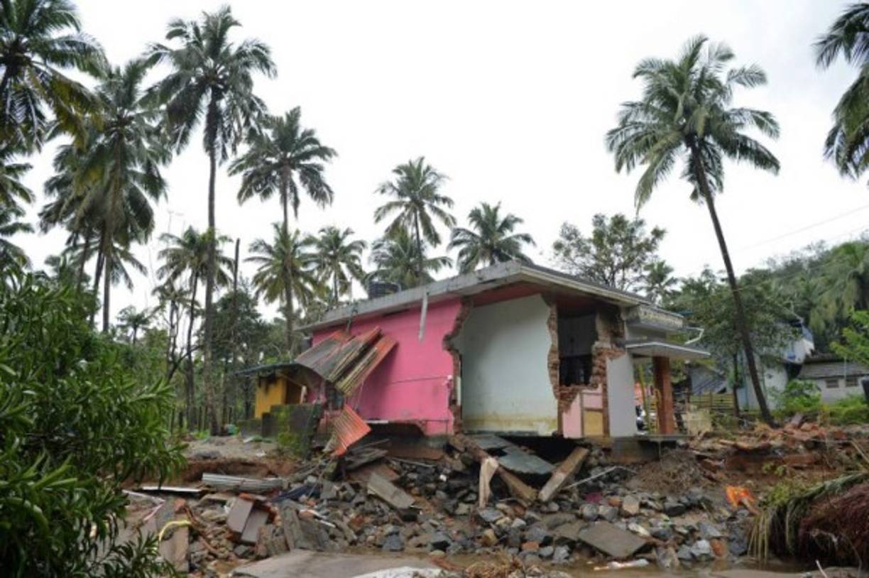 Kerala, que el año pasado fue visitada por más de un millón de turistas, sufre lluvias torrenciales propias del monzón (fenómeno que se produce entre junio y septiembre) todos los años, pero ahora las precipitaciones han sido particularmente fuertes.