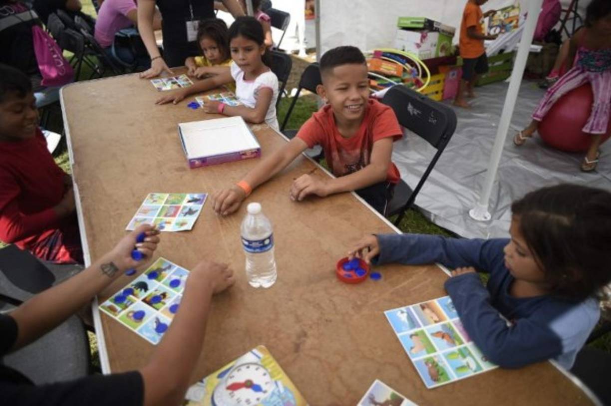 Entre las miles de personas que se mueven por las instalaciones corretean multitud de niños, solos o acompañados por sus familias.