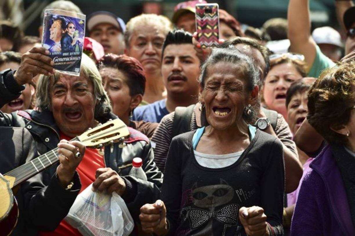 Los fans del Divo de Juárez esperaban que el cuerpo fuera trasladado a México para ser homenajeado en cuerpo presente.