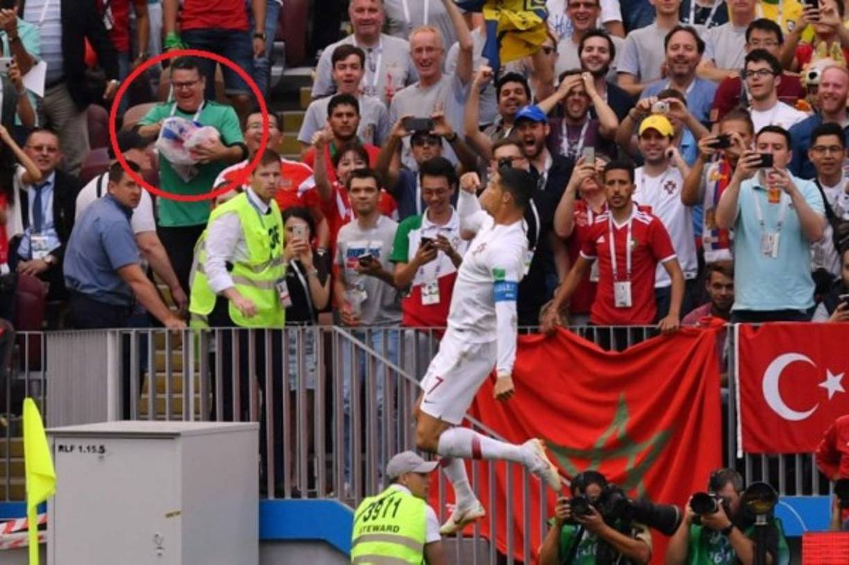 Un aficionado portugués fue captado cuidando la comida en el festejo de Cristiano.
