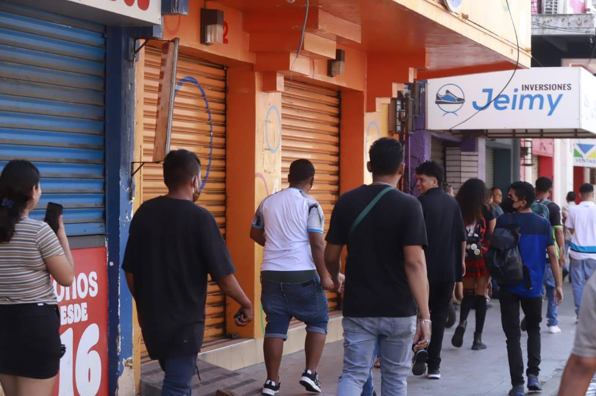 Pobladores, especialmente comerciantes, mostraron pancartas que exigen la salida de los policías municipales de la ciudad.