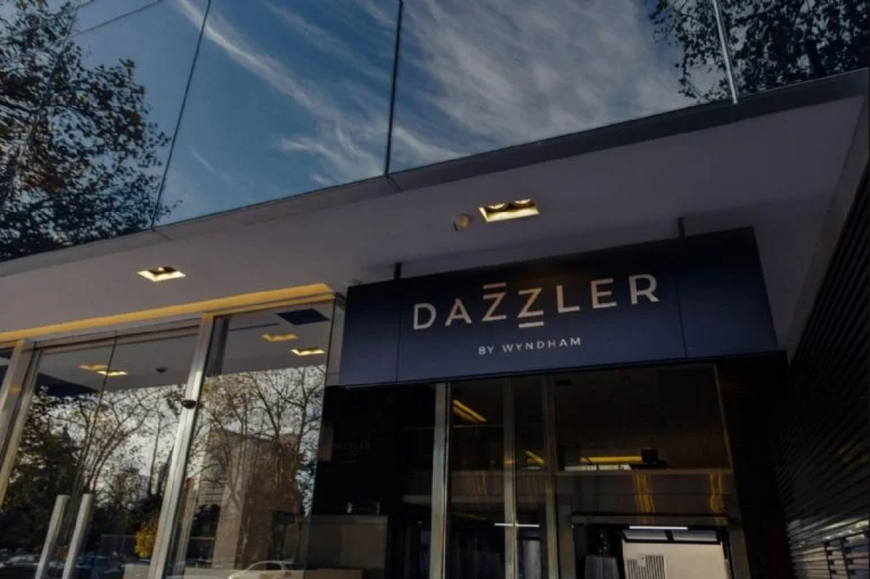 El escándalo surge desde el hotel Dazzler en la ciudad de La Plata, a 50 kilómetros de la capital Buenos Aires. Ahí se hospeda la selección de Irak, la protagonista del escándalo.