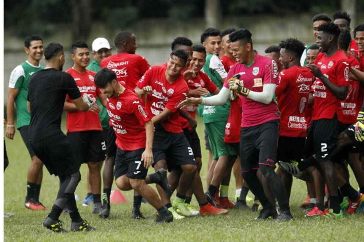 Bryan Johnson podría ser el único fichaje de los verdes. Esto se puede inferir de lo que dijo el entrenador Héctor Vargas sobre más contrataciones: “Traer por traer y comprar por comprar no tiene sentido, tenemos un equipo bastante parejo, necesitamos la recuperación de Johnny Leverón y las fechas de Yustin Arboleda para aparecer en el campeonato“, manifestó el timonel esmeralda. Sin embargo, no cierra las puertas a algún fichaje: “Lo que buscamos es alguien que venga a aportar al equipo y que podamos ser un club competitivo”.