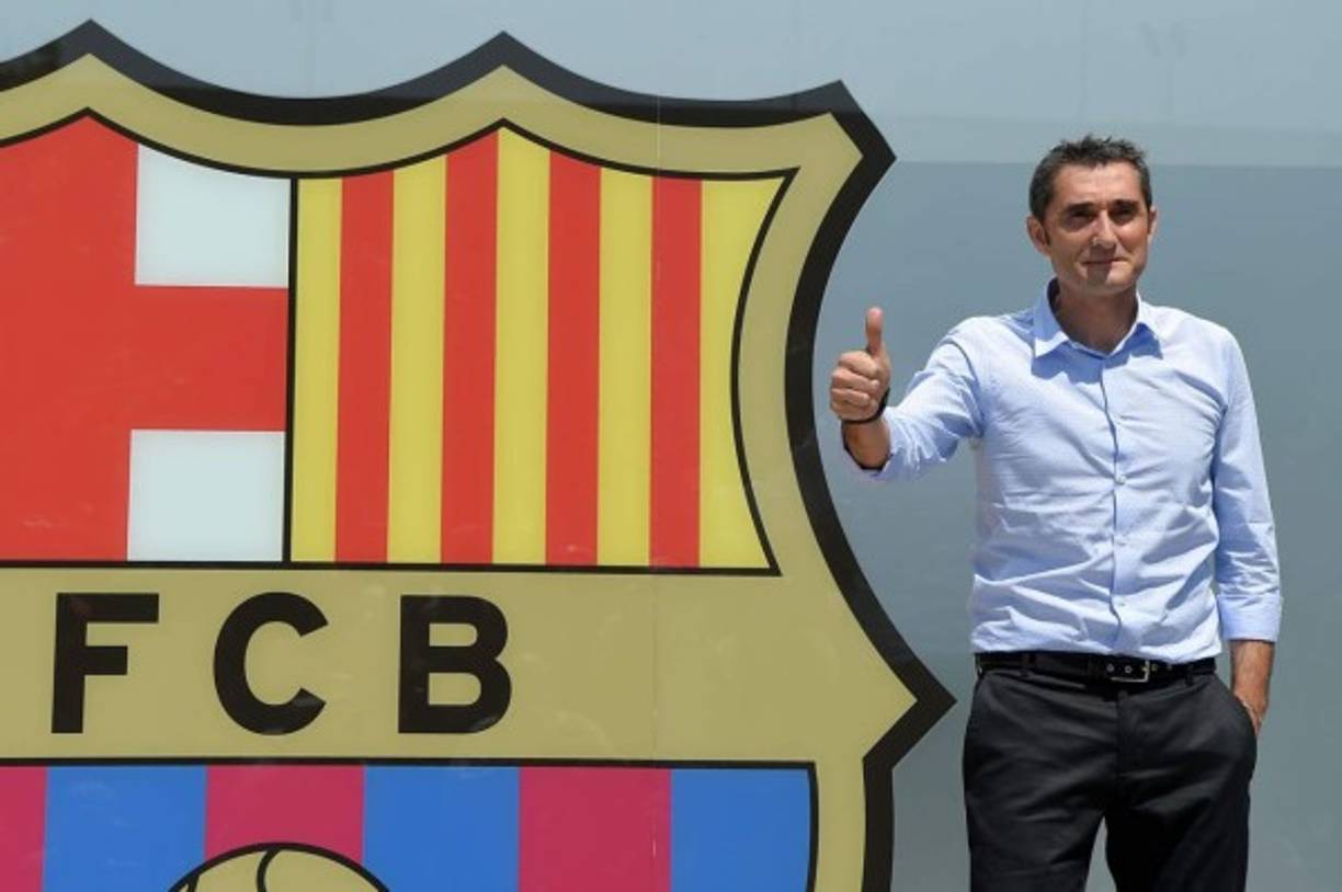 El nuevo entrenador del Barça, Ernesto Valverde, llegó este miércoles a Barcelona y se desplazó a las oficinas del club azulgrana para la fotografía oficial en la entrada de las instalaciones, aunque el acto más solemne está previsto para el jueves, cuando firme el contrato y sea presentado.