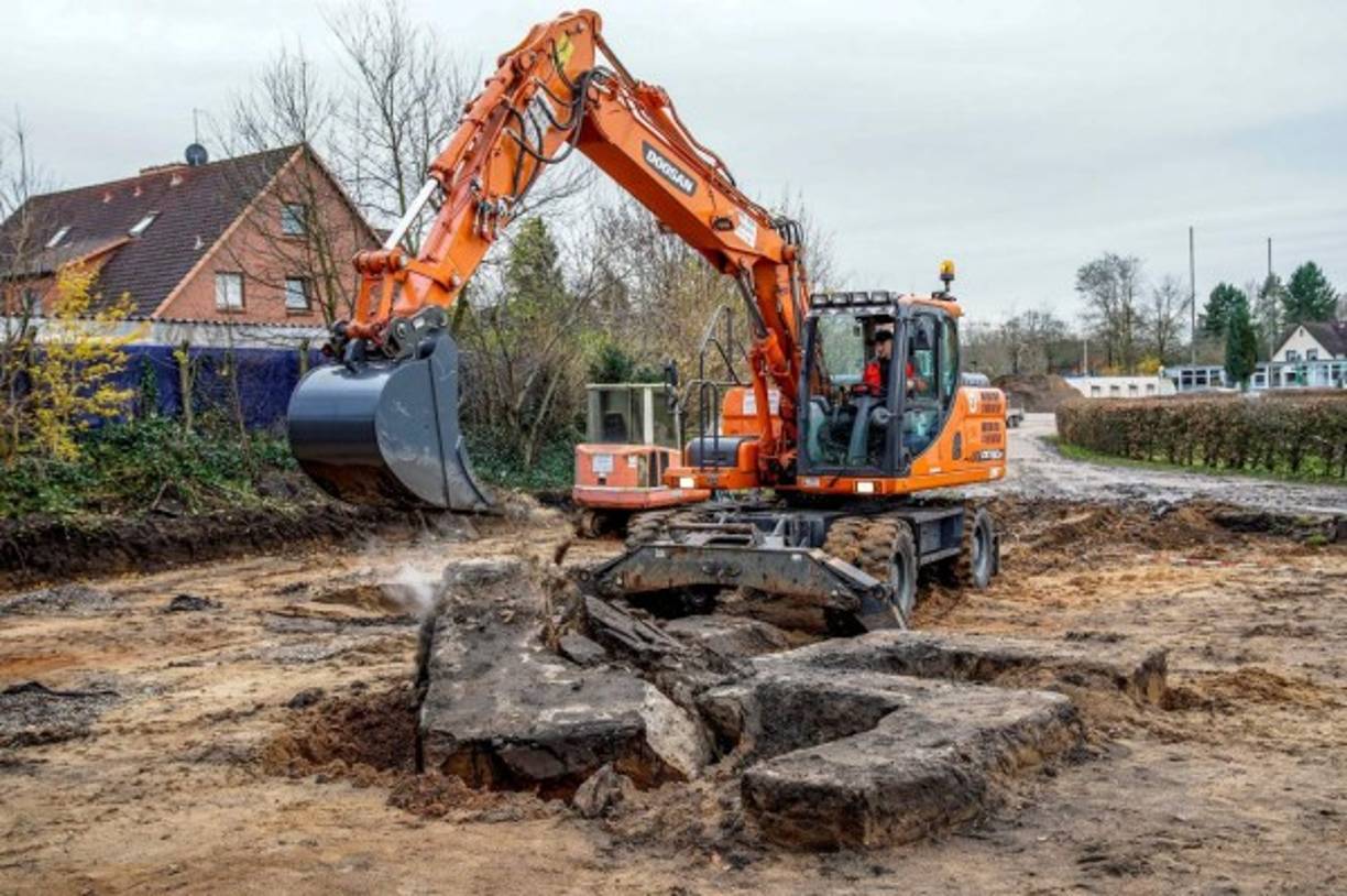 Alemania. Acecho del pasado. Excavadora destruye la esvástica gigante de cemento hallada una zona de construcción en Hamburgo.