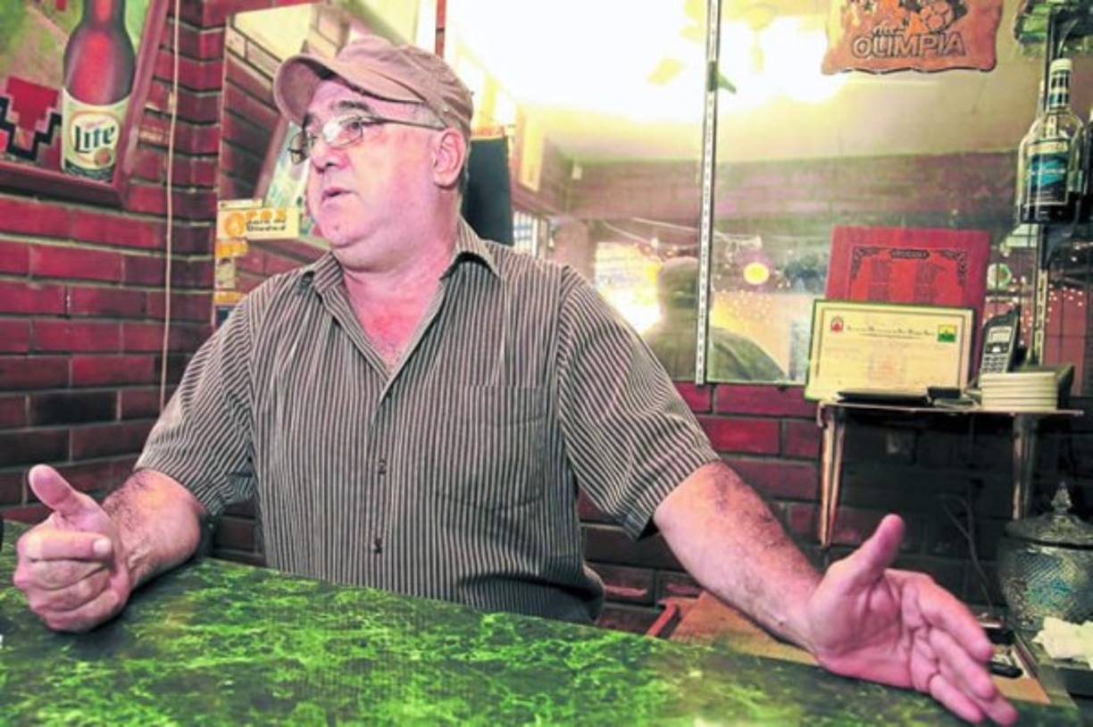 Vicente Viera: El uruguayo llegó como futbolista a Honduras y ha hecho de nuestro país su segunda patria. Primero arribó como jugador en 1987 donde pertenció a clubes como Olimpia, Marathón, Motagua. Tiene su negocio de choripanes.