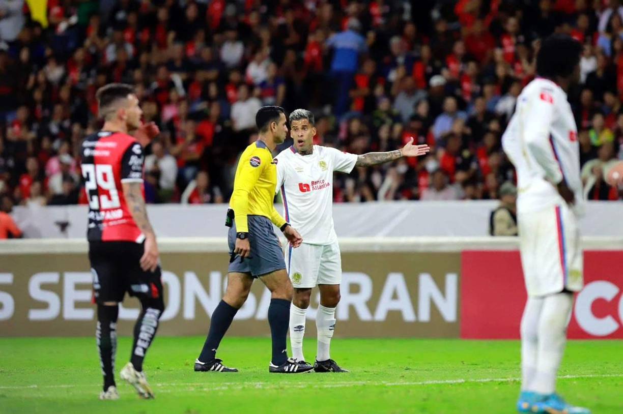 El brasileño del Olimpia, Gabriel Araújo Carvalho, le reclama una decisión al árbitro tico Juan Gabriel Calderón.