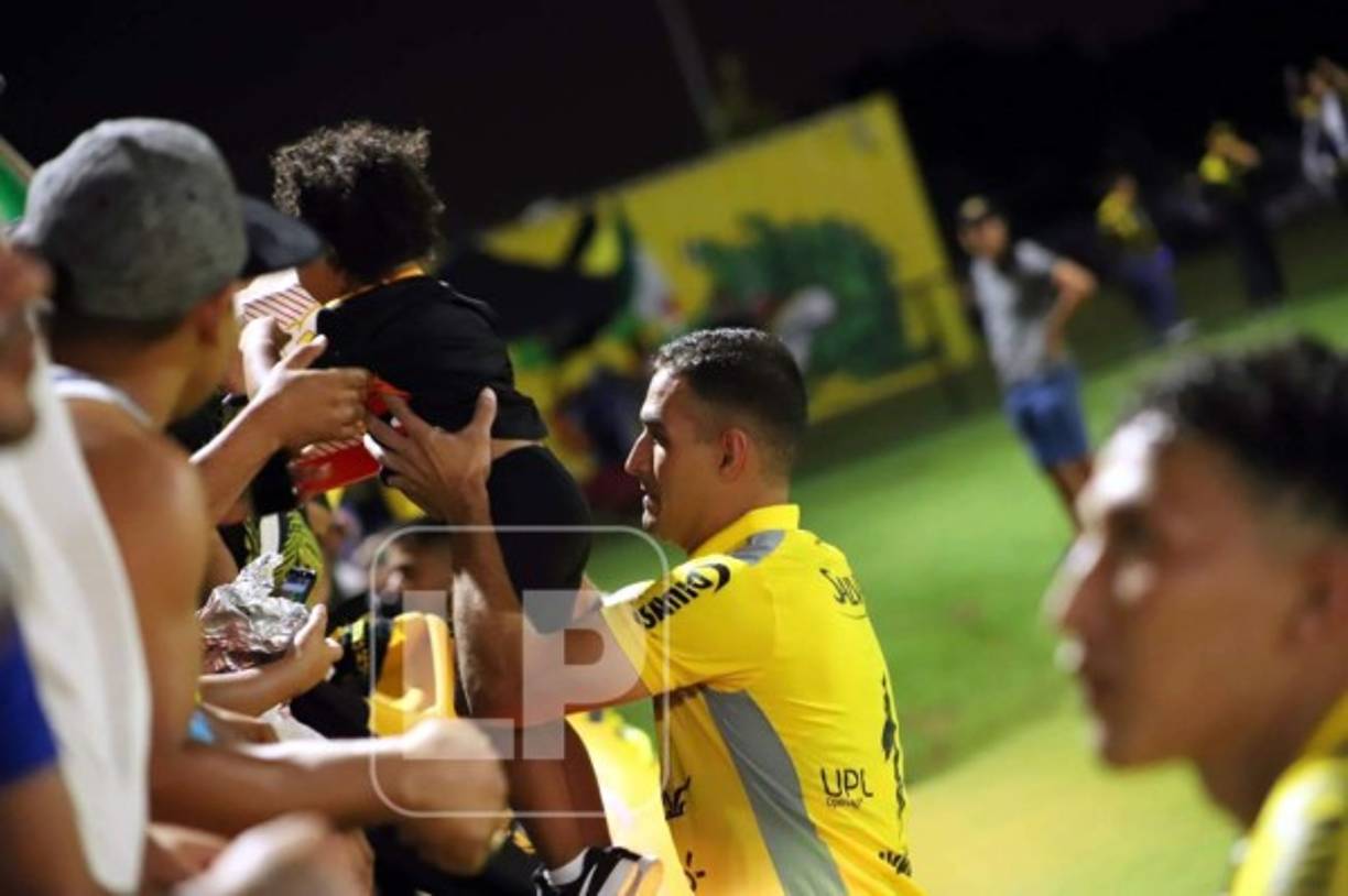 Los jugadores aurinegros se dejaron querer por los aficionados.