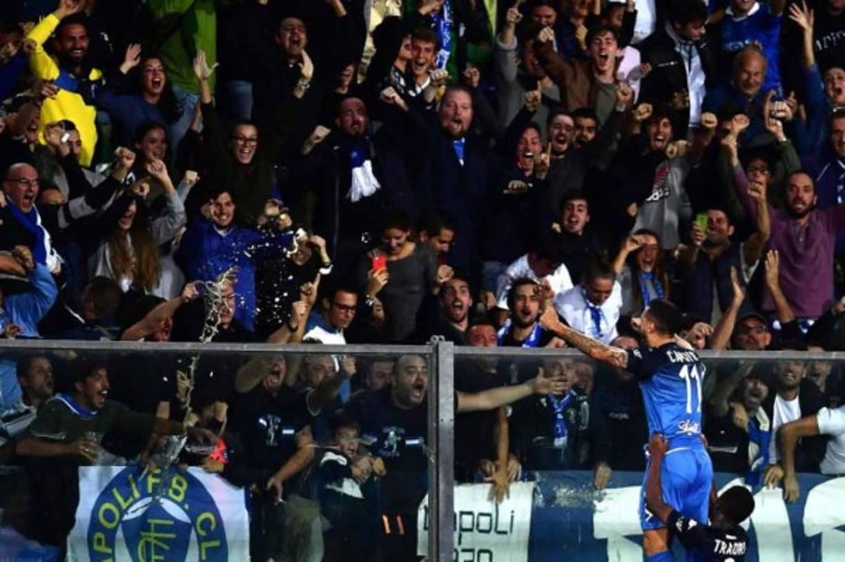 El Empoli aprovechó la poca concentración defensiva de los turineses y se adelantó en el minuto 28 gracias a Francesco Caputo, máximo artillero de la Serie B (Segunda División) del año pasado con 27 dianas, que superó al meta polaco Wojciech Szczsny con un violento zurdazo tras una gran acción por la banda derecha del ghanés Afriye Acquah.