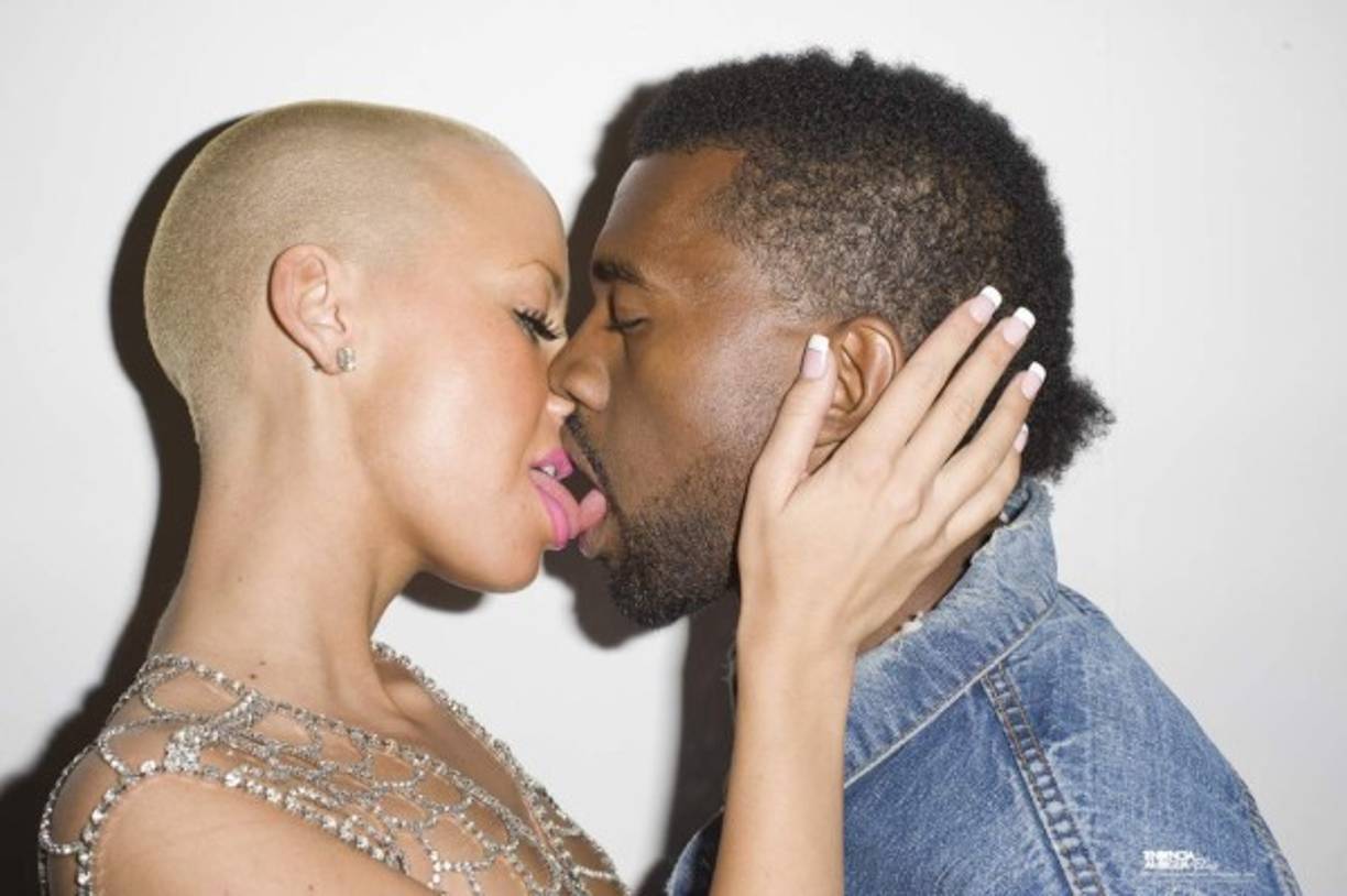 Kanye West y Amber Rose en un beso 'hot'.