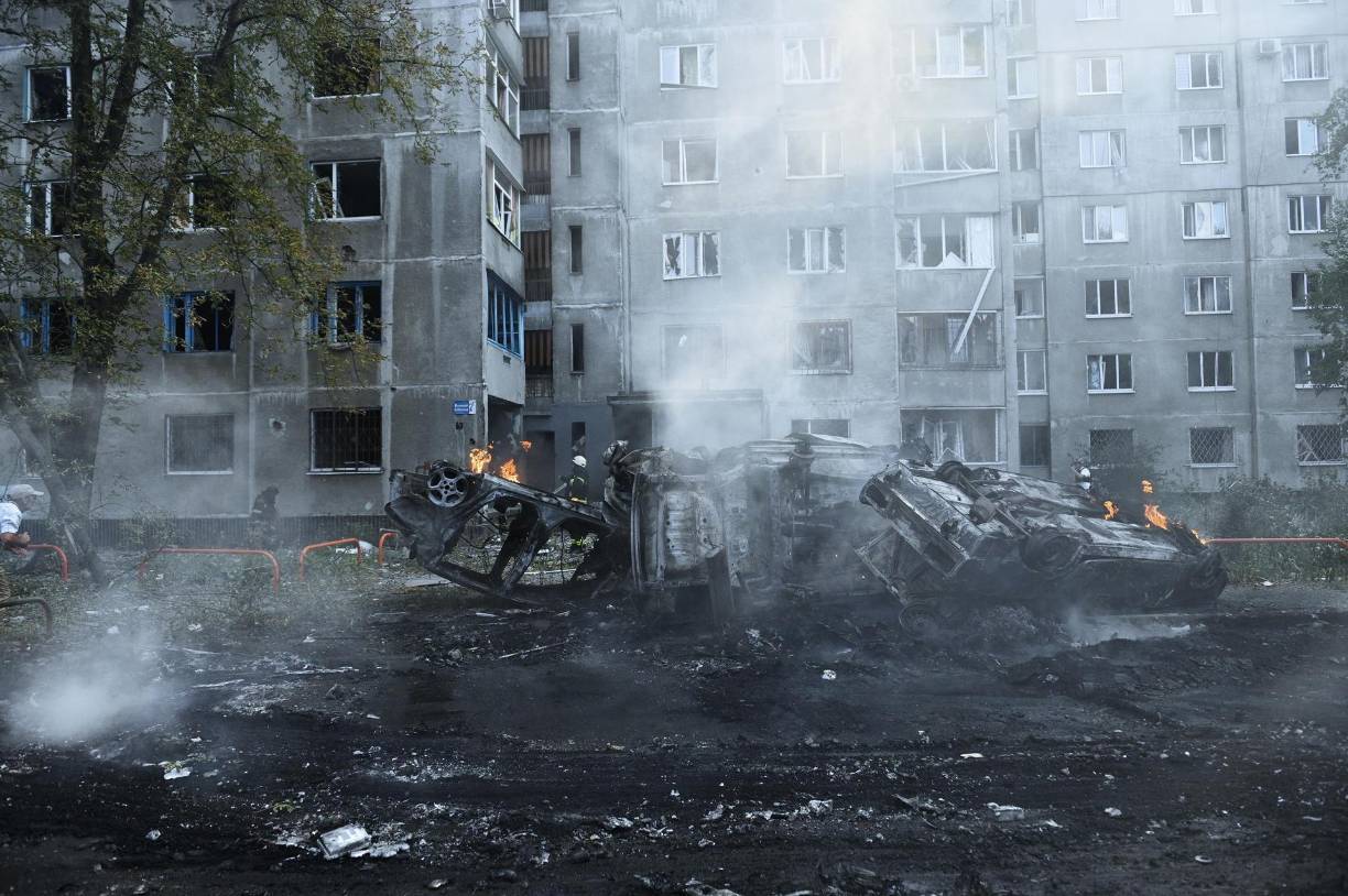 Ucrania está de luto por las víctimas del bombardeo ruso a Járkov, que mató el viernes al menos a 6 personas e hirió a 97, incluidos 22 niños, en medio de la continua negativa de Estados Unidos y otros aliados a permitir ataques de largo alcance contra aeródromos rusos, necesarios para proteger las ciudades ucranianas contra los cientos de bombas aéreas guiadas que Rusia lanza cada semana.