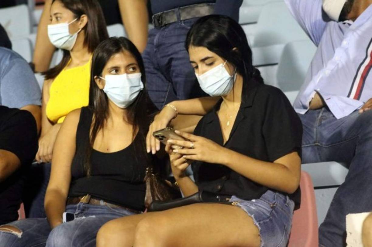 Una buena cantidad de aficionadas llegó al estadio Ceibeño.