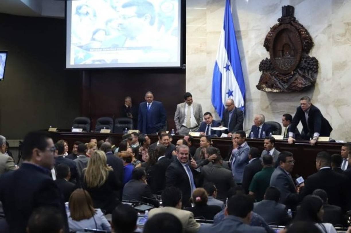 Los diputados opositores comenzaron a protetar cuando el secretario del Congreso, Tomás Zambrano, leía el dictamen del proyecto.